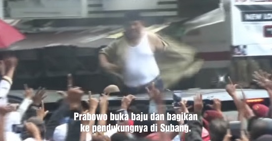 Heboh, Di Tengah Guyuran Hujan, Prabowo Buka Baju untuk Pendukungnya