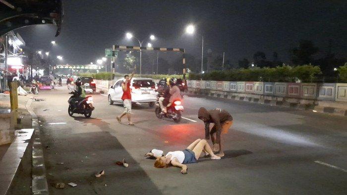 Seorang Wanita Muda Tergeletak di Jalan Sembari Meronta dan Meracau, Warga Tak Ada yang Berani Menolong