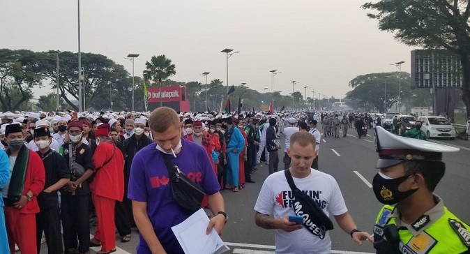 Mau Liburan Malah Terjebak di Tengah Massa Habib Rizieq, Bule: Kalau Mau ke Bali, Lewat Mana Ya?