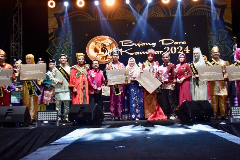 Deri Wanhar dan Yuszuraini  Bujang Dara Kabupaten Kampar  2024