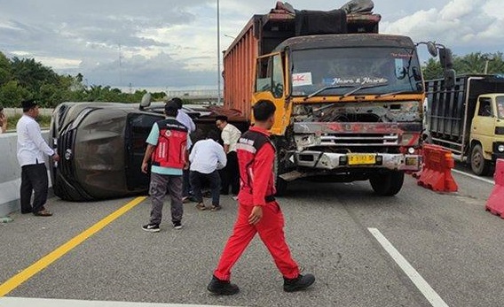 Diduga Rem Blong, Truk Tronton Tabrak Tiga Mobil di  Exit Tol Pekanbaru-Dumai