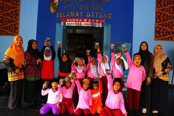 Aksi Siswa MI Ibnu Taimiyah Belajar Menjadi Petani Cilik di Perpustakaan Tenas Effendy