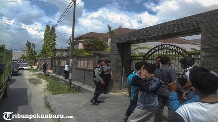 Dikepung Polisi, Pelaku Perampokan Bersenjata di Pekanbaru Sandera Penghuni Rumah Mewah