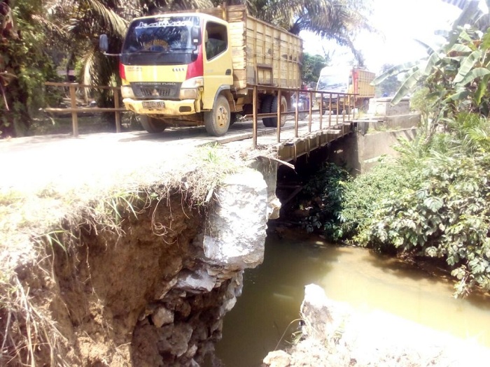 WASPADA... Jembatan Penghubung Dharmasraya–Riau Nyaris Roboh, Nih Fotonya