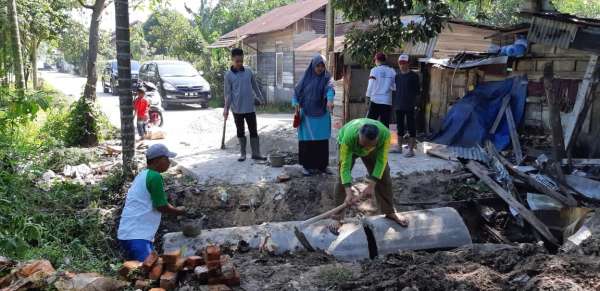 Wakil Walikota Gotong Royong Bersama Warga Tuah Karya 