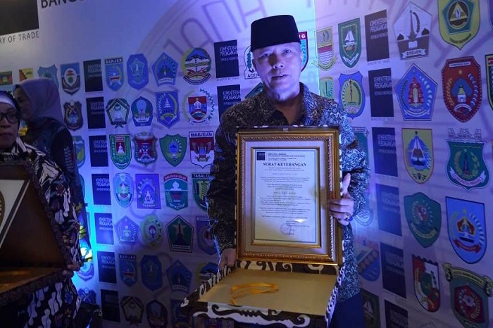 Diserahkan di Bandung, Bupati Amril Terima 2 Penghargaan dari Kementerian Perdagangan