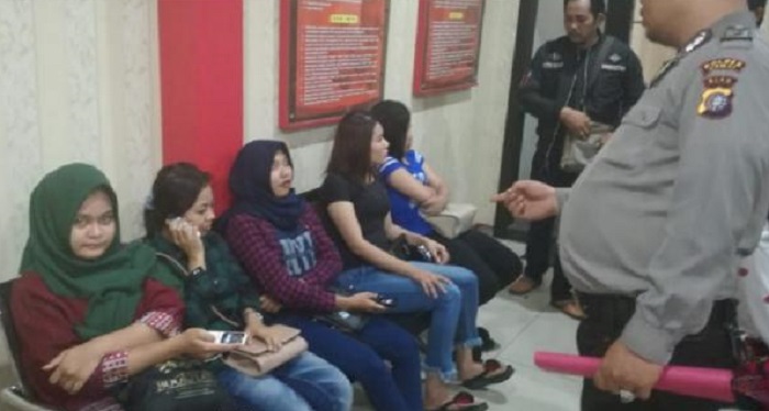 WAH GAWAT...Polisi Amankan 4 'Pasangan Haram' di Wisma D-Nusantara Dumai, Ada Kondom dan Sabu-sabu Juga