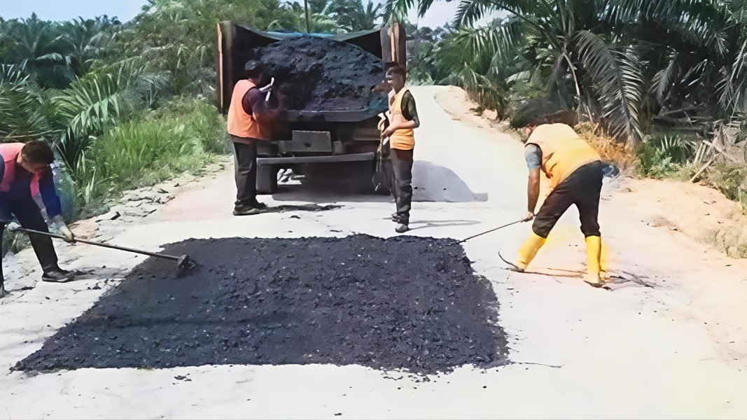 Warga Apresiasi Respon Cepat Pemprov Riau Perbaiki Jalan Simpang Perak Pelalawan