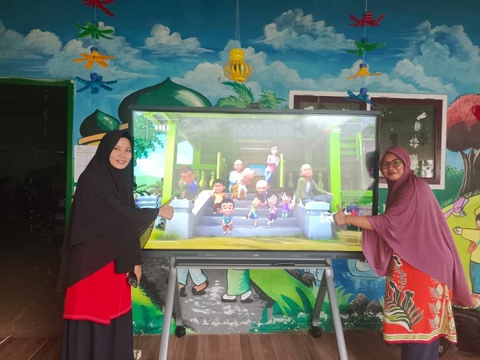 206 Sekolah di Kota Dumai Sudah Terima Interactive Flat Panel