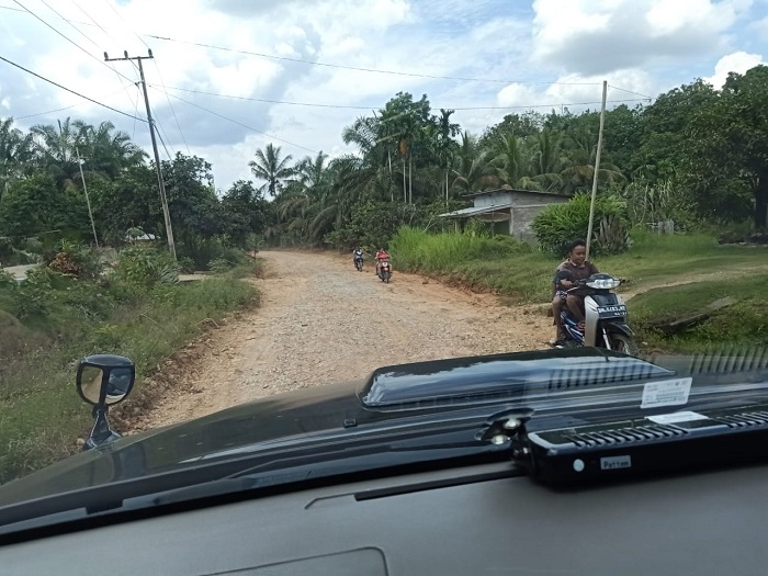 Dua Kilo Meter Ruas Jalan Desa Karya Mulya Pasir Makmur, Diperbaiki Dinas PUPR Rokan Hulu Riau.