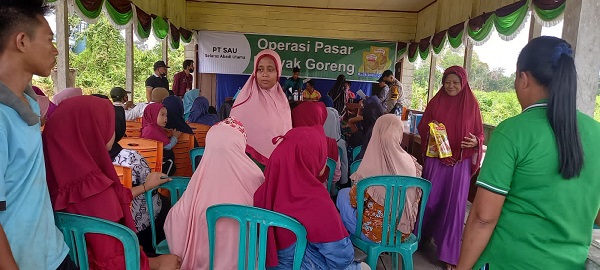 PT SAU dan Mitra Kerja Lakukan Operasi Pasar Minyak Goreng Kemasan di Pelalawan