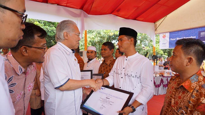 Warga Tanjung Padang Ini Sumringah Terima CSR Award dari RAPP