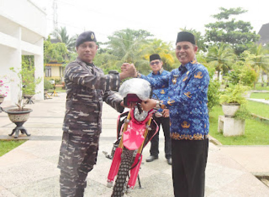 Pj.Bupati Inhil H.Herman, SE.MT Hibahkan 1 Unit Sepeda Motor Kepada Pos AL Tembilahan