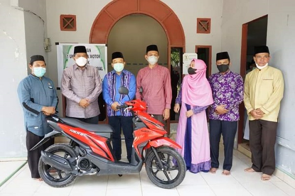 Bupati Alfedri serahkan Kendaraan Operasional, kepada Pengurus Ponpes Darul Hadits Sultan Yahya. 