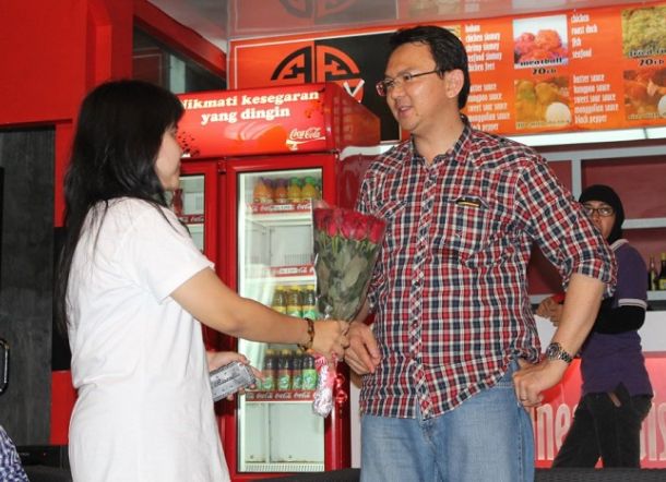 Bukan Puput, Ini Wanita Cantik yang Selalu Setia Menemani Ahok Saat di Penjara, Siapa Dia?