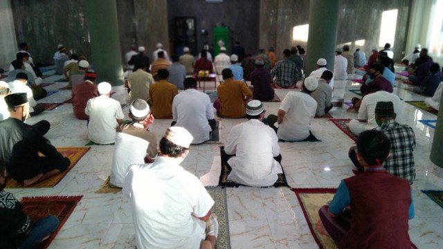 Gawat! Sekeluarga Positif Corona Usai Salat Idul Fitri di Masjid