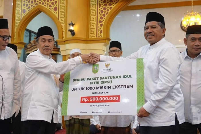 Gubri Serahkan Santunan Idulfitri Saat Safari Ramadan di Masjid Jami' Darussalam Siak