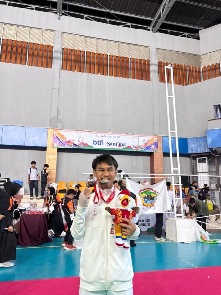 SISWA SMA IT FADHILAH PEKANBARU RAIH MEDALI PERAK PENCAK SILAT PADA POPNAS XVII DI JAKARTA