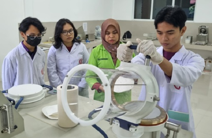 Dukung Pendidikan Berkualitas dan Inovasi Riset, RAPP Serahkan Alat Laboratorium ke TPK Unri