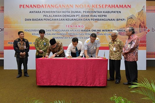Pemko Dumai dan Pemkab Pelalawan Tanda Tangani MoU Kasda Online dengan BRK dan BPKP Riau