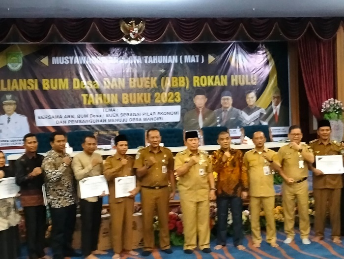 Bupati Rohul H Sukiman Beri Reward Kepada BUMDES Terbaik 2023