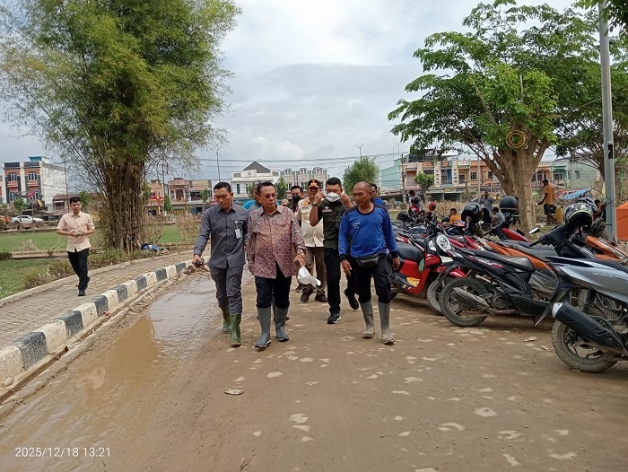 Serahkan Bantuan, Bupati Rohil Tembus Medan Berlumpur dengan Berjalan Kaki di Aceh Tamiang