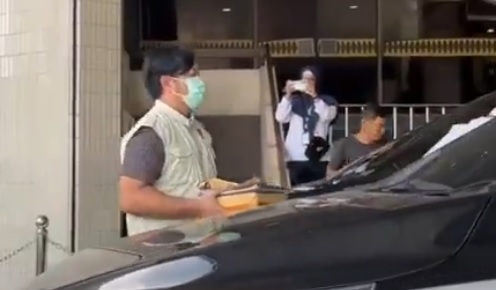 KPK Geledah Kantor Gubernur Riau