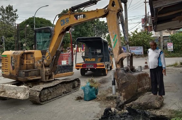 Gunakan Alat Berat, Camat Sukajadi  Bersihkan Drainase di Ahmad Dahlan