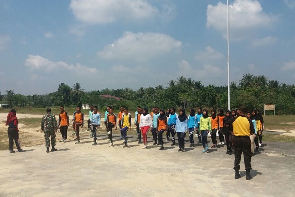 TNI dan Polisi Latih 33 Siswa SMU Tanah Putih Tentang PBB