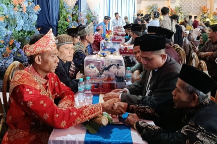 Diarak Keliling Kota, Dinikahkan, 71 Pasangan Sah Jadi Suami Istri