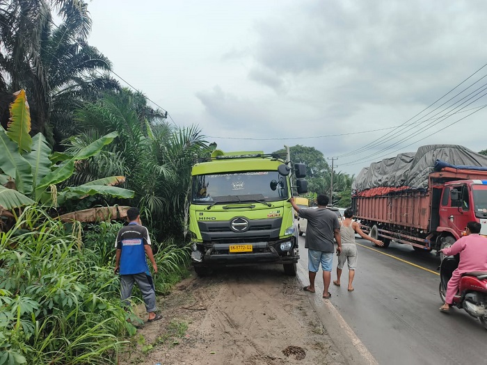 Truk Angkutan CPO dan Ekspedisi Tabrakan di Jalintim Pelalawan