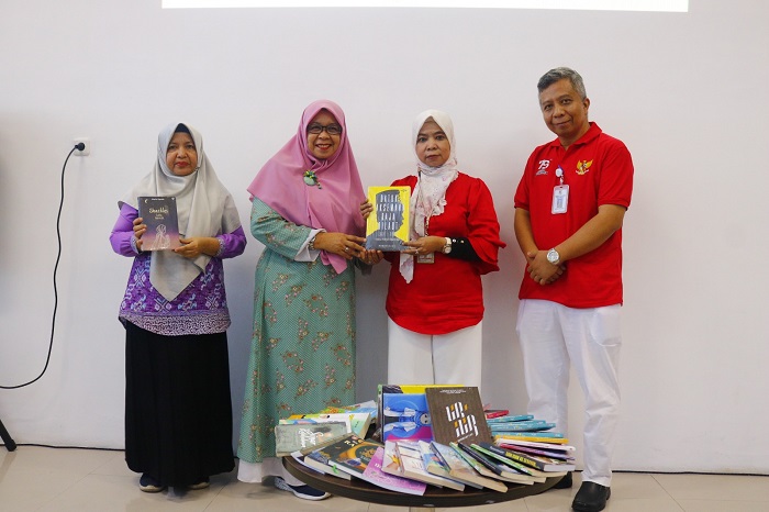 Puluhan Guru Penulis Hibahkan 31 Judul  Buku pada Dispusip Pekanbaru