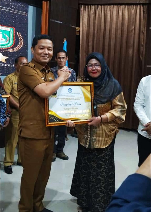 Kelola PPDB Tahun 2024 Dengan Baik, Disdik Riau Raih 2 Anugrah Pendidikan Dari Kementrian