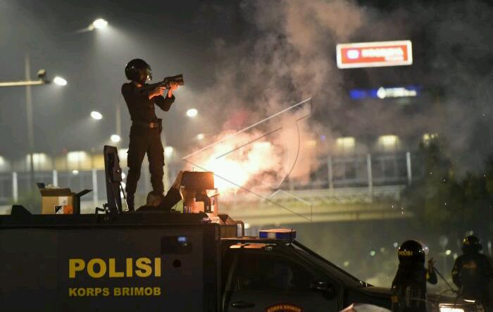 Bubarkan Massa, Polisi: Sudah Cukup, Silakan Pulang, Polisi Bukan Musuh Kalian, Kita Bersaudara 