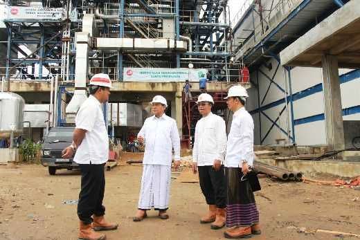Pakai Kain Sarung, Mantan Bupati Achmad Kunjungi PLTU Tembilahan
