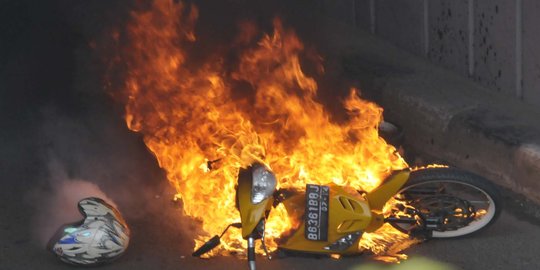 MENGERIKAN... Mahasiswi Tewas Terbakar karena Ditabrak Motor yang Bawa Bensin lalu Dilindas TrukÃ‚Â 