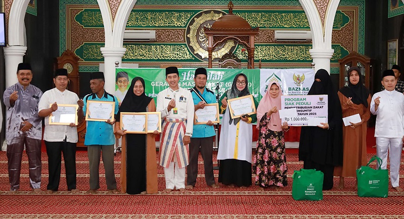 Fauzi Asni Serahkan Zakat Konsumtif dan Produktif di kampung Dalam