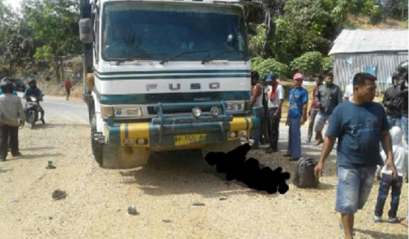Brakkk...Pengendara Vixion Masuk ke Kolong Truk Tronton, Kepala Berdarah, Tulang Patah