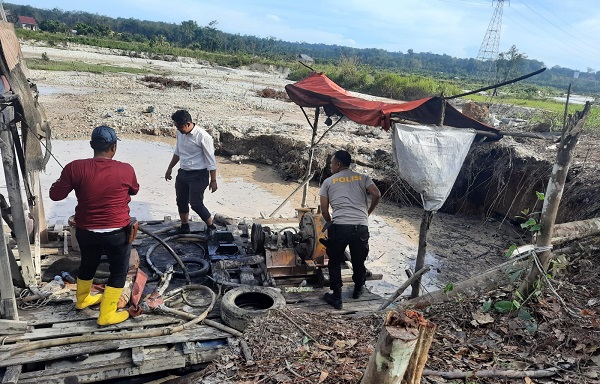 Gabungan Satreskrim dan Polsek Kuantan Tengah Tindak Pelaku PETI di Desa Beringin