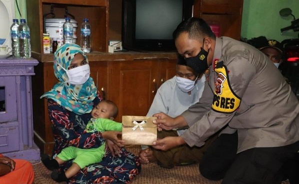 Presiden Jokowi Kirimkan Bantuan Uang  untuk  Istri Terduga Teroris di Sukabumi yang Kesulitan Bayar Utang Bank