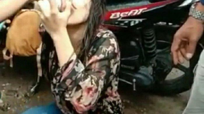 Konyol! Padahal Sudah Disiram Air Parit, Wanita di Pekanbaru Ini Tetap Joget di Jalan