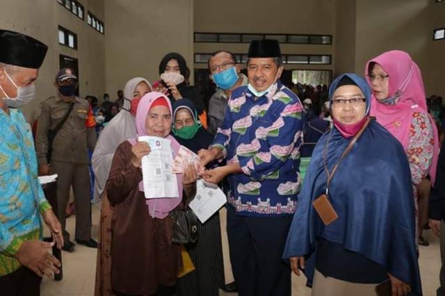 Bupati Alfedri Serahkan Bantuan Sosial Tunai Warga Terdampak Covid 19 di Kandis