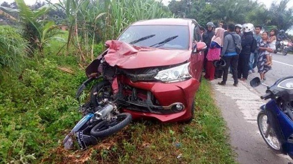 TABRAK MAUT, Calon Wisudawan UIN Suska Pekanbaru Tewas Hantam Avanza di KM 39 Pulau Tinggi