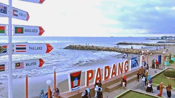 2 Remaja Dilaporkan Terseret Ombak di Pantai Padang