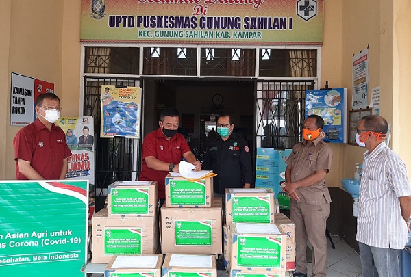 Asian Agri Kembali  Serahkan Bantuan  APD untuk Pejuang Kesehatan, Kali Ini di Gunung Sahilan Kampar