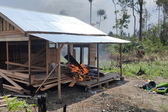 Petugas  Bakar Tiga Pondok di Taman Nasional Teso Nelo