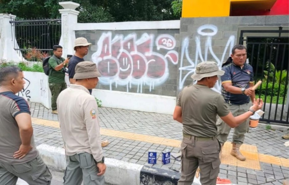 Dukung Gerakan Indonesia ASRI, Satpol PP Riau Bersihkan Pagar Hutan Kota