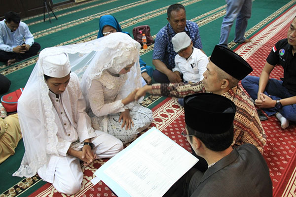 Tangis Maskur Pecah Seketika Usai Nikahkan Anak dari Balik Jeruji Penjara