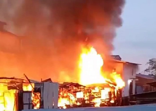 Enam Kios di Pulau Burung Inhil  Terbakar