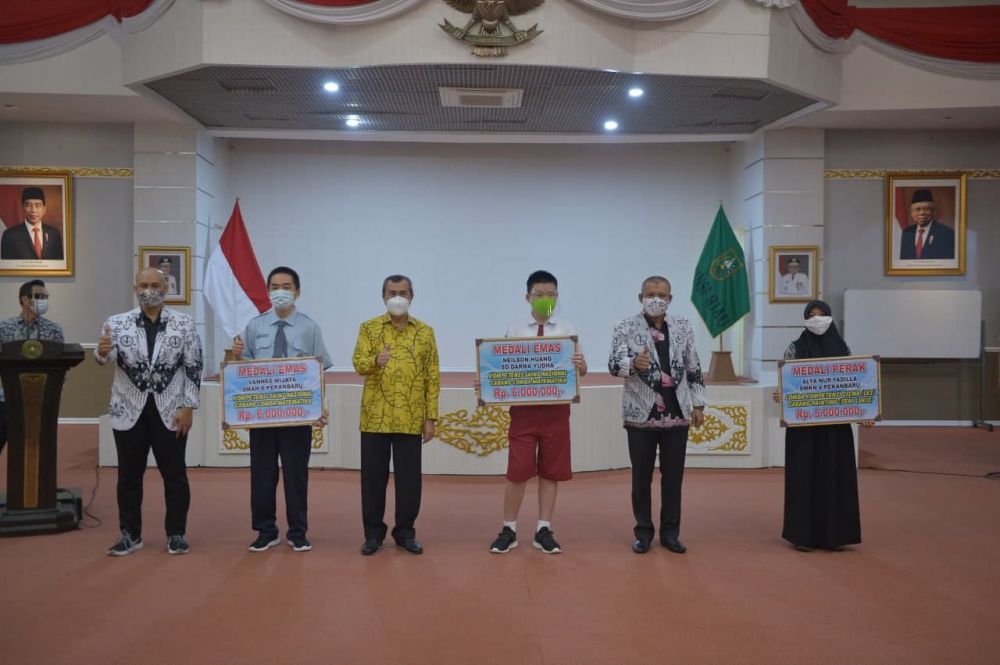 Serahkan Penghargaan Secara Simbolik Pada Siswa Berprestasi, Gubri: Kita harus Terus Belajar